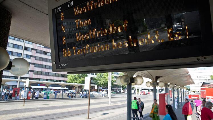 "dbb Tarifunion bestreikt" ist auf einer Anzeigetafel an einem Bahnsteig der Nürnberger Verkehrsbetriebe VAG zu lesen. Foto: Daniel Karmann/dpa