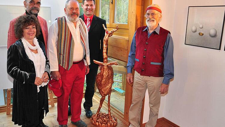 Das 15-jährige Bestehen der Galerie im Saal feiert das Galeristenehepaar Eleonore Schmidts-Stumpf und Egon Stumpf mit einer Ausstellung, die dem Künstler Ruthard Fella aus Nassach (von links) zum 70. Geburtstag gewidmet ist. Daneben: der zweite Bürgermeister der Gemeinde Knetzgau, Bernhard Jilke und der Künstler Helmut Droll