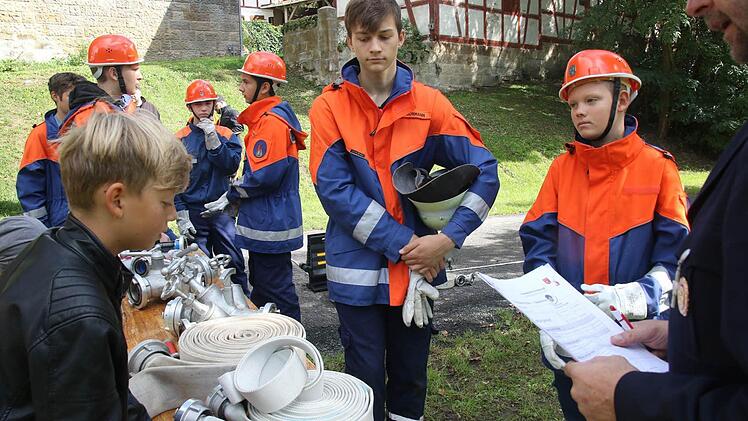 Die Jugendlichen müssen bei der Prüfung das Feuerwehrtechnische Gerät gut kennen. Foto: Michael Stelzner