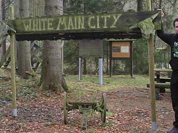 Auf dem Naturlehrpfad soll alles so bleiben, verspricht der Trebgaster Dominik Mösch. Mösch ist Lehrer an der Montessori-Schule in Mitwitz und hofft, dass er auch seinen Schülern den Naturlehrpfad einmal nahebringen kann. Fotos: Sonja Adam