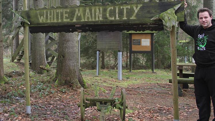 Auf dem Naturlehrpfad soll alles so bleiben, verspricht der Trebgaster Dominik Mösch. Mösch ist Lehrer an der Montessori-Schule in Mitwitz und hofft, dass er auch seinen Schülern den Naturlehrpfad einmal nahebringen kann. Fotos: Sonja Adam