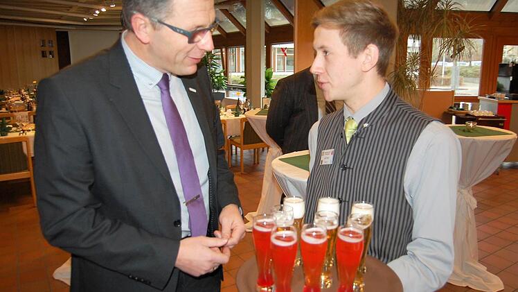 Nicht nur das Servieren der Getränke, sondern die perfekte Beratung des Gastes ist wichtig.  Foto: Sigismund von Dobschütz