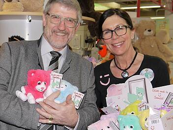 Bitte lächeln: Barbara Fahn-Dransfeld will mit dem Neustadter Kuschelspezialisten Heunec der Welt ein Lächeln schenken - bei Landrat Michael Busch hat die Initiative sofort funktioniert.