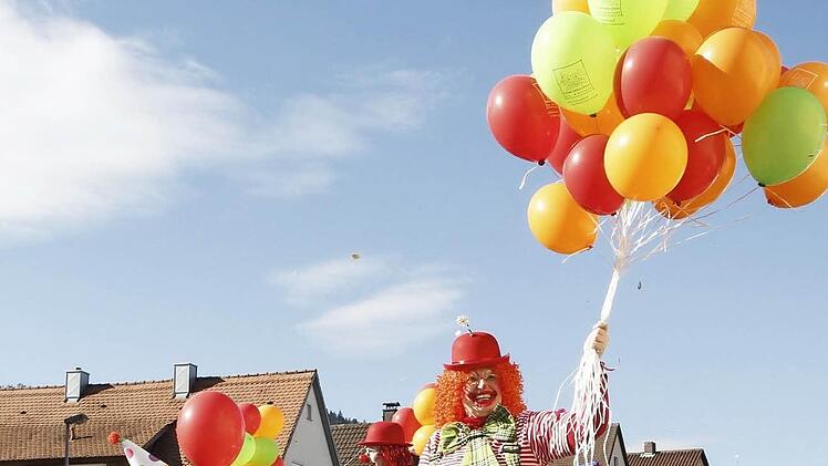 Bunte Kost&uuml;me, bunte Clowns, bunte Luftballons.