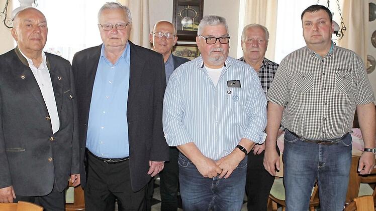 Für langjährige Mitgliedschaft beim Bürgerverein Nordhalben wurden drei Männer ausgezeichnet (v. l.): 1. Vorsitzender Josef Gareis, Erich Hader (50 Jahre), 2. Vorsitzender Ludwig Pötzinger, Johann Daum (Ehrenmitglied), Bernhard Stumpf (50 Jahre) und 2. Vorsitzender Georg Hable.  Foto: Michael Wunder