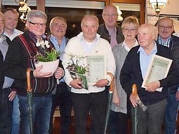 Die treuen Mitglieder des Obst- und Gartenbauverein mit den Offiziellen (von links): Helmut P&ouml;llmann, Thomas Lehmann, Rudi Butzbacher, Karl-Heinz Wende, Helmut Hilbig, B&uuml;rgermeister Klaus Homann, Karin Schr&ouml;der, Leo Haas, Herbert Lodes und Stefan Str&ouml;hl  Foto: p