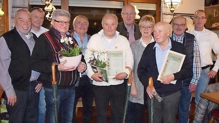 Die treuen Mitglieder des Obst- und Gartenbauverein mit den Offiziellen (von links): Helmut P&ouml;llmann, Thomas Lehmann, Rudi Butzbacher, Karl-Heinz Wende, Helmut Hilbig, B&uuml;rgermeister Klaus Homann, Karin Schr&ouml;der, Leo Haas, Herbert Lodes und Stefan Str&ouml;hl  Foto: p