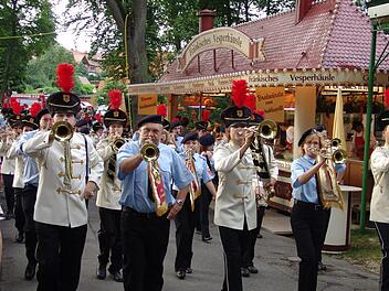 2006 zog die "Grenzmark" (helle Uniform) gemeinsam mit den "Musketieren" der Feuerwehr im Weihersbach ein.  Foto: Archiv