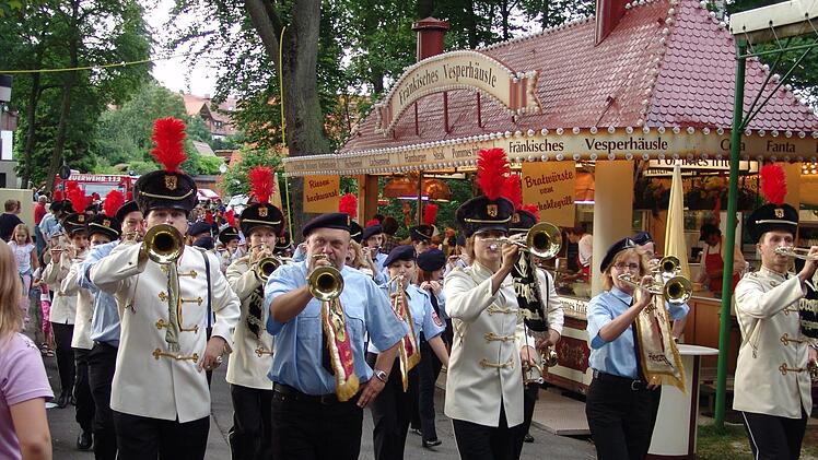 2006 zog die "Grenzmark" (helle Uniform) gemeinsam mit den "Musketieren" der Feuerwehr im Weihersbach ein.  Foto: Archiv