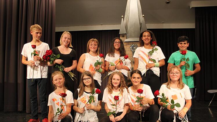 Das Ensemble der Theater-AG der Mittelschule Zeil/Sand mit der Regisseurin Nicole Heinemann (Zweite von links)C. Reuther