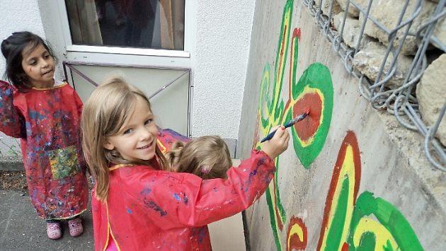Greta und Pavani bemalen im Draußenatelier die Fassade (oben). An der Töpferscheibe lernen die Kinder mit allen Sinnen. Fotos: privat