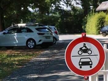 Das Verbotsschild beim Mainleuser Freibad wird ignoriert: Regelmäßig fahren  Autofahrer in den Bereich ein und stellen ihre Autos  im Schatten der Bäume  ab. Dort haben sie aber nichts verloren, das Gelände  ist   Fußgängern und Radfahrern vorbehalten. Foto: Jürgen Gärtner