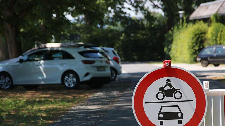 Das Verbotsschild beim Mainleuser Freibad wird ignoriert: Regelmäßig fahren  Autofahrer in den Bereich ein und stellen ihre Autos  im Schatten der Bäume  ab. Dort haben sie aber nichts verloren, das Gelände  ist   Fußgängern und Radfahrern vorbehalten. Foto: Jürgen Gärtner