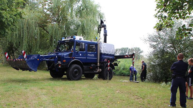 Mit einem Magnet, der über einen Unimog gesteuert wurde, fischten die Polizeibeamten zusätzlich in der Aisch. Foto: Mirjam Stumpf