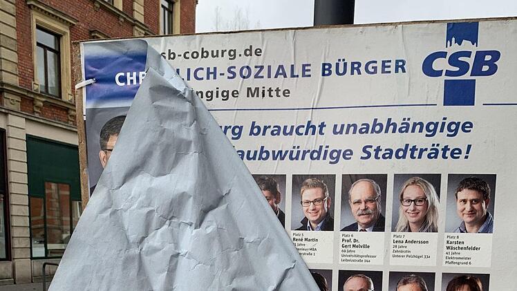In der Coburger Innenstadt wurden einige Wahlplakate vom Sturmtief zerstört.Oliver Schmidt