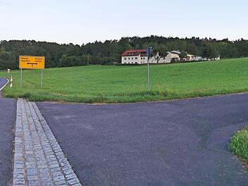 Auf dieser Fläche zwischen Lauter und Appendorf soll der Zimmereibetrieb entstehen.  Foto: Johannes Michel