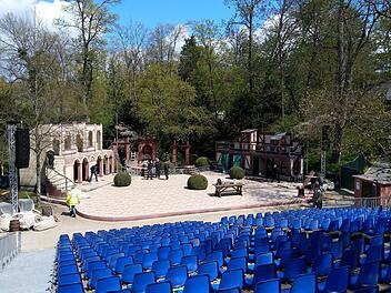Letzte Handgriffe am Freitag: Blick auf die fast fertige Bühne für die Coburger Sommerfestspiele im Hofgarten.