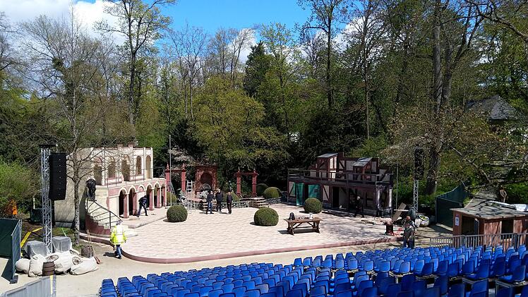 Letzte Handgriffe am Freitag: Blick auf die fast fertige Bühne für die Coburger Sommerfestspiele im Hofgarten.