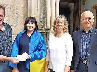 Edgar Thomas (links) konnte Ganna Kravchenko (2. von links) eine Spende für die Ukraine-Hilfe übergeben. Mit im Bild Brigitte und Burkhard Ascherl