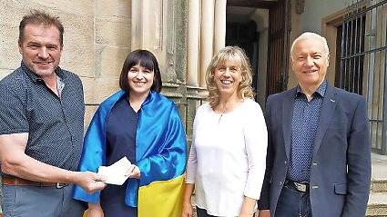 Edgar Thomas (links) konnte Ganna Kravchenko (2. von links) eine Spende für die Ukraine-Hilfe übergeben. Mit im Bild Brigitte und Burkhard Ascherl