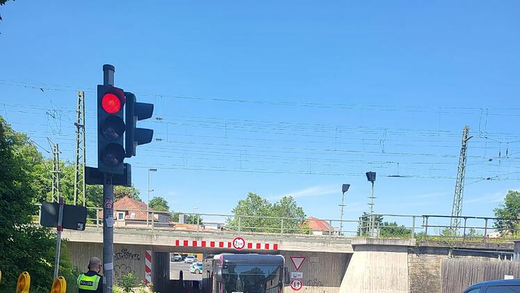 Kitzingen: Kurioser Polizeieinsatz - Bus bleibt in Unterführung stecken
