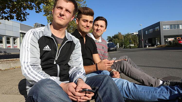 Nach einem Blick aufs Handy wissen Julian Brehm, Fabian Pflefka und Michael Geuß schon vor Fahrtantritt, wo gerade versteckte Kameras lauern. Ihre Blitzer-Warnungen gibt's nämlich auch als App fürs Smartphone und auf infranken.de.  Foto: Barbara Herbst