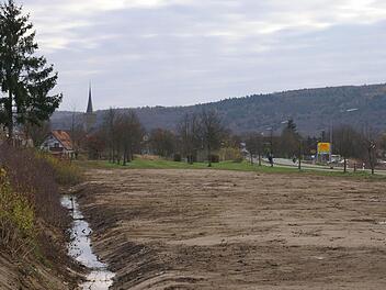 Der freie Platz gegenüber der Abtenberghalle soll ein Mehrgenerationenplatz und Bürgerpark werden. Foto: Renate Neubecker