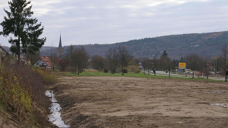 Der freie Platz gegenüber der Abtenberghalle soll ein Mehrgenerationenplatz und Bürgerpark werden. Foto: Renate Neubecker