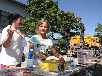 Juliana Zaharia und Fanny Eichner (9) sind Maler - sie haben alle Hände voll zu tun. Foto: Sonja Adam