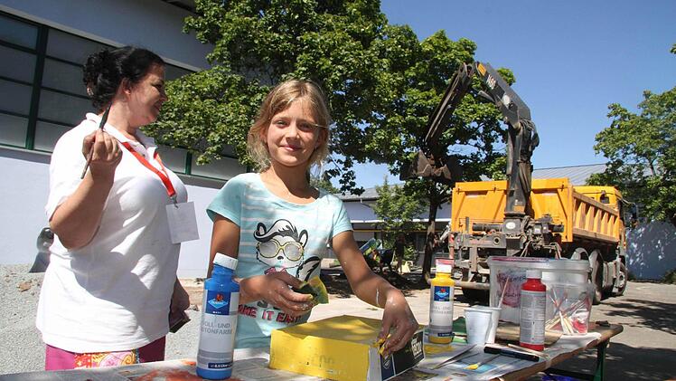 Juliana Zaharia und Fanny Eichner (9) sind Maler - sie haben alle Hände voll zu tun. Foto: Sonja Adam