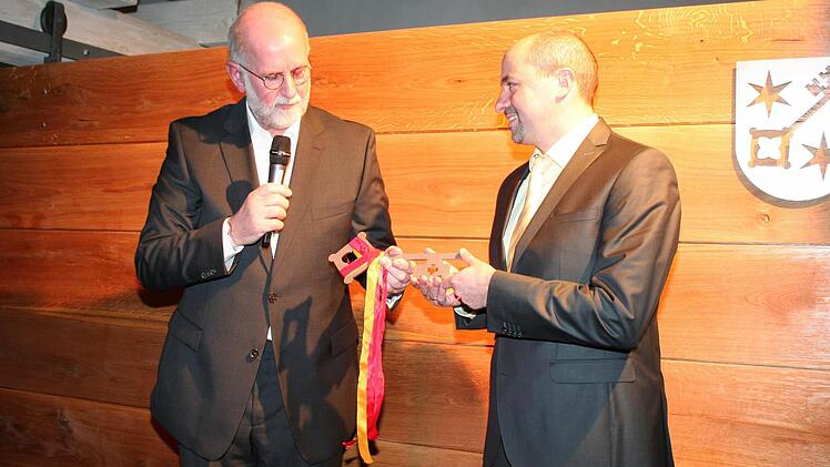 Architekt Christoph Gatz (links) bei der Schlüsselübergabe an Bürgermeister Johannes Krapp Foto: Evi Seeger