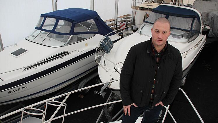 Alexander Keller steht auf dem Bug einer privaten Yacht im provisorischen Winterlager der Firma in Fuchsstadt.  Fotos: Benedikt Borst