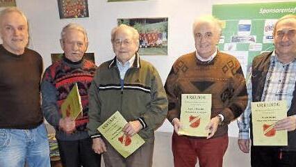 Für 50 Jahre Zugehörigkeit ehrte Vorsitzender Gerhard Steinhäußer (l.) folgende Mitglieder: (v. l.) Hans Breitschaft, Georg Sebald, Herbert Brendel und Erwin Redel. Nicht im Bild ist Reinhard Hereth.  Foto: T. Weichert