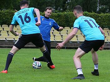 Marcus Kredel (M.) beim Eckla-Spielen mit Basti Schäferlein (l.) und David Mai (r.). Aktuell ist Kredel, abgesehen von Torwart-Trainer Dirk Schrott, der einzige Keeper im Jahn-Kader. Ein weiterer Torhüter soll aber noch verpflichtet werden.  Foto: Basti Baumann