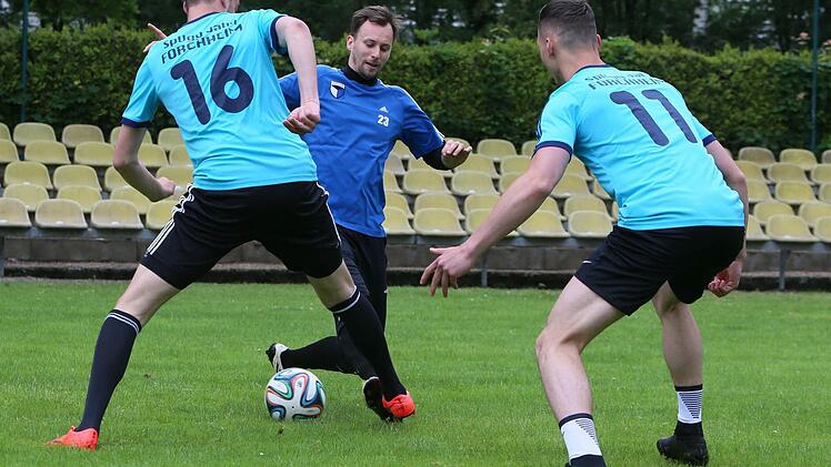 Marcus Kredel (M.) beim Eckla-Spielen mit Basti Schäferlein (l.) und David Mai (r.). Aktuell ist Kredel, abgesehen von Torwart-Trainer Dirk Schrott, der einzige Keeper im Jahn-Kader. Ein weiterer Torhüter soll aber noch verpflichtet werden.  Foto: Basti Baumann