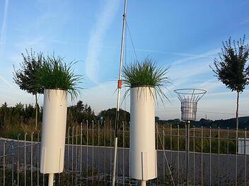 Drei solcher Messstellen sind nahe Memmelsdorf aufgebaut. In dem becherartigen Sammelbehälter wird der Staubniederschlag gemessen: der luftgetragene und der in den Regentropfen befindliche Staub. Dazu wird das mit dem Staub gesammelte Wasser verdampft und der verbleibende Rückstand untersucht. Foto: Sabine Christofzik