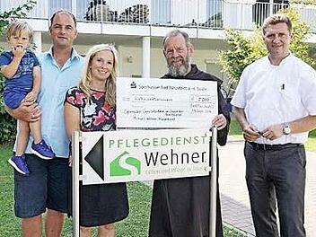 5.500 Euro konnten Pfarrer Dr. Andreas Krefft (rechts) und Pater Bartek Kurzyniec (zweiter von rechts) für das Projekt "Abana-Baseka" von Michael und Sabrina Wehner entgegen nehmen. Das Geld soll für die Sanierung der alten Schule im Projektdorf Gahunga in Runada verwendet werden.  Foto: Marion Eckert