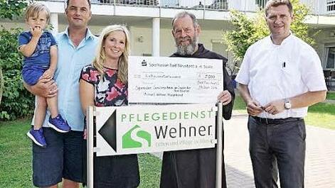 5.500 Euro konnten Pfarrer Dr. Andreas Krefft (rechts) und Pater Bartek Kurzyniec (zweiter von rechts) für das Projekt "Abana-Baseka" von Michael und Sabrina Wehner entgegen nehmen. Das Geld soll für die Sanierung der alten Schule im Projektdorf Gahunga in Runada verwendet werden.  Foto: Marion Eckert