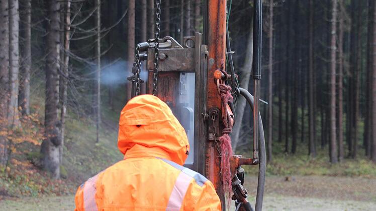 Die Stützen der Leitplanken werden in den Boden gerammt.  Foto: Friedwald Schedel
