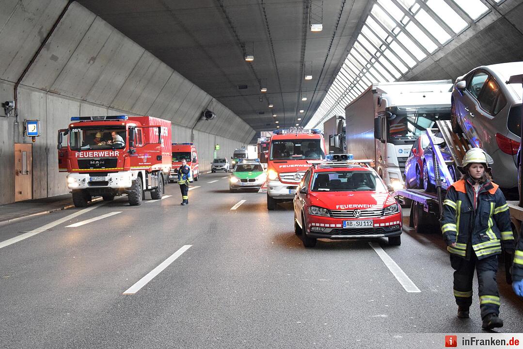 Auto zwischen Lkw eingequetscht auf A3