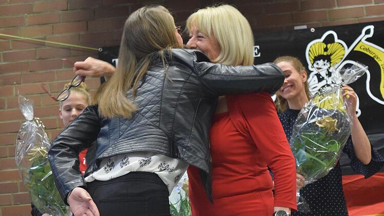 Einfach mal "Danke" sagen: Ramona Scholz ehrt Nadja Greiner als technisch beste Tänzerin mit der goldenen Rose. Foto: Daniela Pondelicek