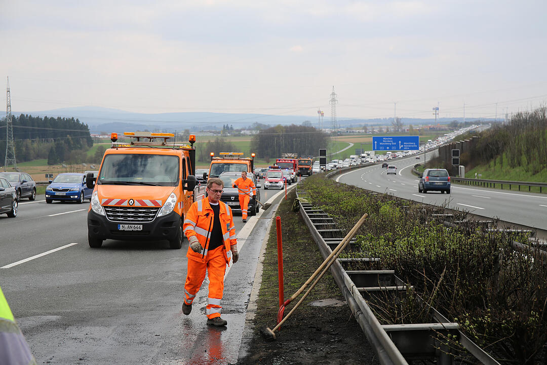 Autofahrer kracht in Leitplanke und fŠngt Feuer - Fahrer kann sich leicht verletzt retten