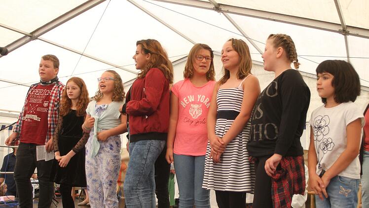 Der Chor bot beim Gottesdienst rhythmische Lieder.