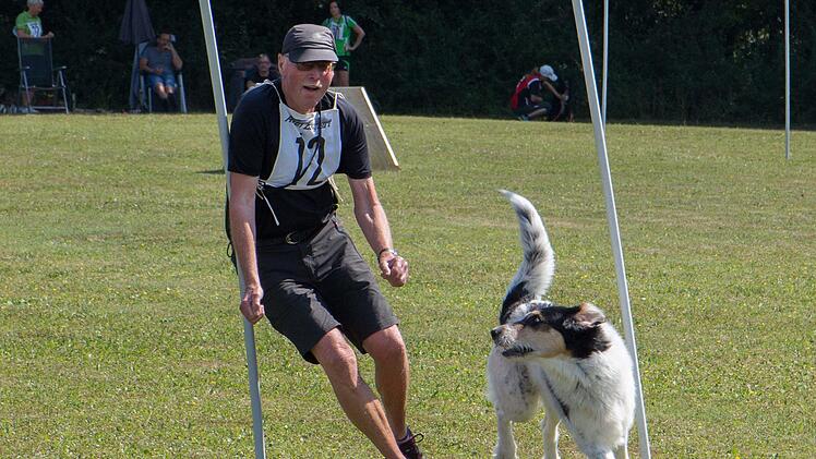 Der älteste Starter beim Hundesportturnier des VfH Wonfurt, der 80-jährige Fred Jung vom HSV Kitzingen, legte sich mächtig ins Zeug.Ulrike Langer