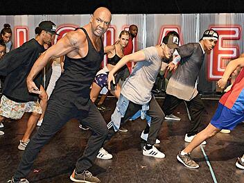 Tanztraining f&uuml;r das Musical unter der Leitung des T&auml;nzers und Choreografen Detlef Soost (Mitte) Fotos: Helmut Oelschlegel