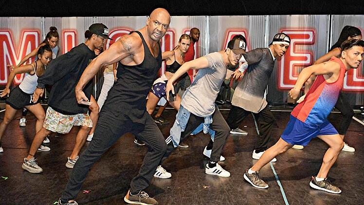 Tanztraining f&uuml;r das Musical unter der Leitung des T&auml;nzers und Choreografen Detlef Soost (Mitte) Fotos: Helmut Oelschlegel