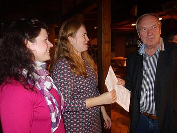 Anja Kreuz (links) und Martina Och übergeben auf der Itzgründer Bürgerversammlung eine Petition in Sachen Schulweg an den Bürgermeister.Lothar Weidner