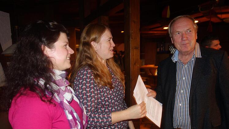 Anja Kreuz (links) und Martina Och übergeben auf der Itzgründer Bürgerversammlung eine Petition in Sachen Schulweg an den Bürgermeister.Lothar Weidner