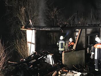 Wurde von den Brandstiftern abgefackelt: das Nebengebäude des Einzelanwesens Wehrhaus bei Unterdornlach. Allein der Schaden dort:  40.000 Euro. Archiv/News5