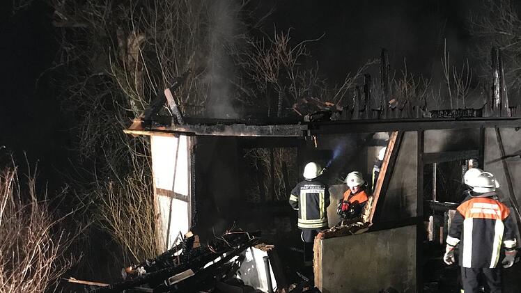 Wurde von den Brandstiftern abgefackelt: das Nebengebäude des Einzelanwesens Wehrhaus bei Unterdornlach. Allein der Schaden dort:  40.000 Euro. Archiv/News5